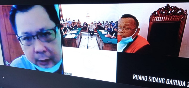 Terdakwa Stephanus Setyabudi, mendengarkan keterangan para saksi di ruang Garuda 2 PN.Surabaya, Rabu (17/11/2021). SP/Budi Mulyono