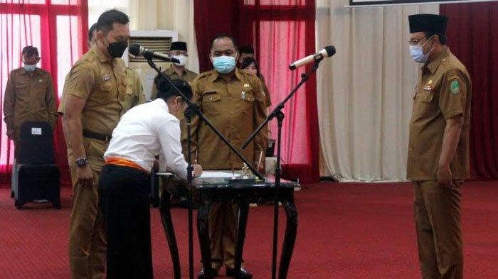 Wali Kota Pasuruan Saifullah Yusuf (Gus Ipul) melantik 57 pejabat fungsional di lingkungan Pemerintah Kota Pasuruan. SP/Ris