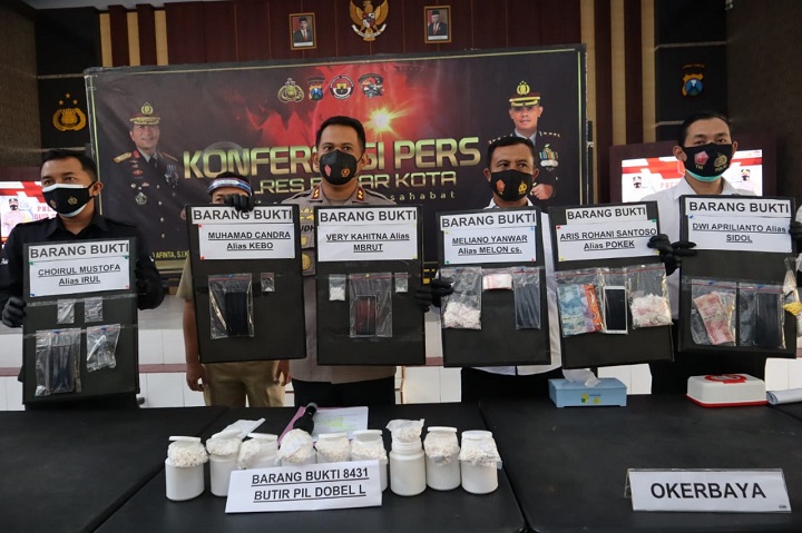 Kapolres Blitar Kota, AKBP dr Yudhi Hery Setiawan S.IK M.Si  menunjukkan barang bukti kasus narkoba yang berhasil diungkap dalam Operasi Tumpas Narkoba Semeru 2021. SP/Hadi Lestariono