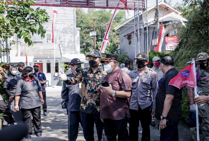Sekretaris Daerah  (Sekda) Kabupaten Jember, Mirfano mengecek penerapan PPKM Berbasis RT/RW di perumahan Pondok Bedadung Indah, Kelurahan Kebonsari Kecamatan Sumbersari, Minggu (8/7/2021). SP/Dik