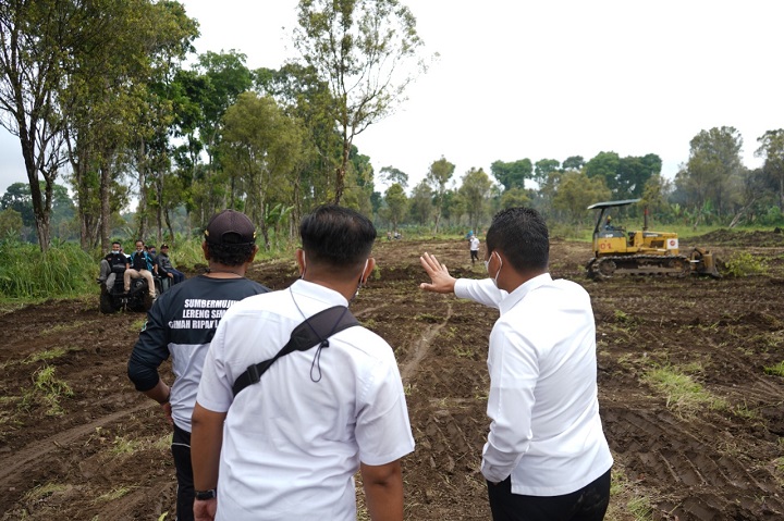 Bupati Lumajang Thoriqul Haq saat meninjau tempat relokasi di Desa Sumbermujur. SP/Lim