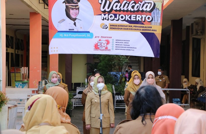 Wali kota Mojokerto Ika Puspitasari saat memimpin apel pagi Dinkes P2KB. SP/Dwy AS