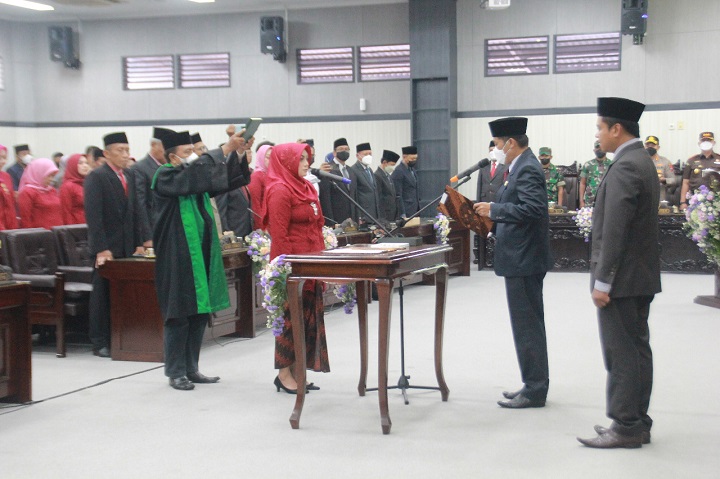 Pengambilan sumpah kepada S Nasikkah sebagai PAW. SP/Hadi Lestariono