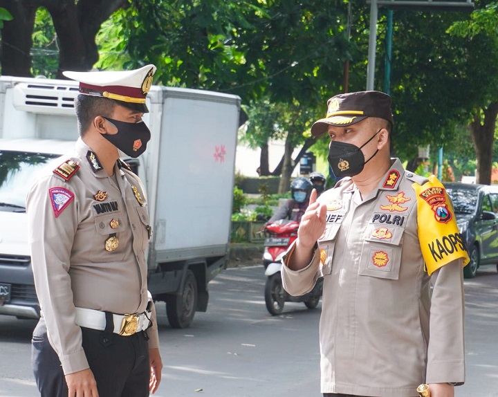 Kapolres Gresik AKBP Arief Fitrianto didampingi Kasatlantas AKP Yanto Mulyanto saat meninjau kesiapan pemasangan alat E-TLE atau e-tilang. SP/M.AIDID