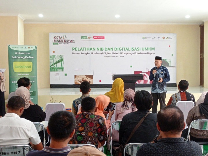 Kegiatan sosialisasi pengajuan Nomor Induk Berusaha (NIB), serta pelatihan mengenai pengelolaan penjualan di platform online kepada pelaku UMKM di PLUT-KUMKM di Ambon