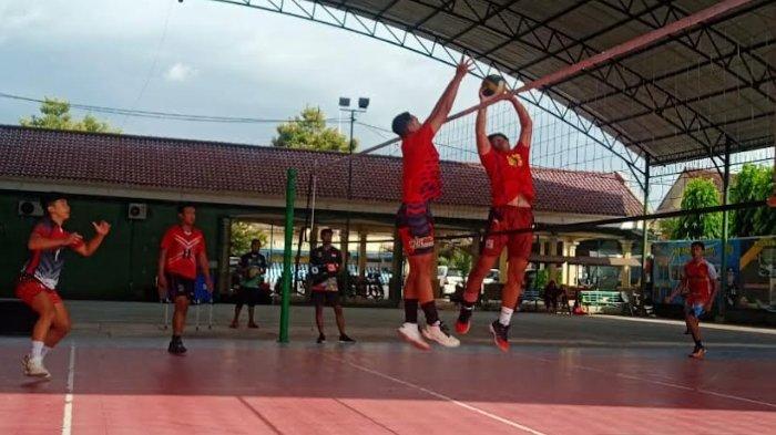 Tim cabor bola voli Kabupaten Kediri saat melakukan sesi latihan di lapangan Polres Kediri jelang Pra Porprov VIII Jatim 2023. Foto: PBVSI Kabupaten Kediri.