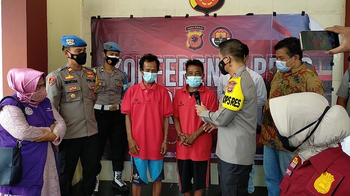 Polisi saat menanyai pelaku dalam release.