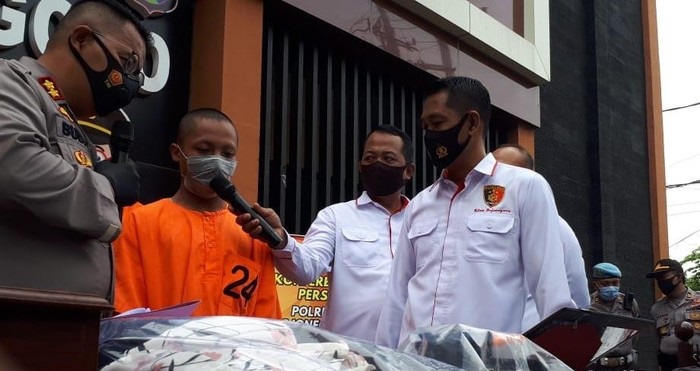 Pelaku pencabulan saat dihadirkan saat rilis di Polres Bojonegoro