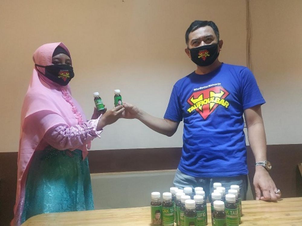 Bacabup Sidoarjo Cak Taufiqulbar berikan minuman herbal gratis probiotik pada ibu warga Sidoarjo.SP/Sg