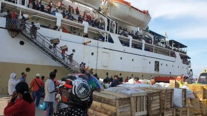 Suasana keberangkatan kapal penumpang pada pertengahan Januari 2021 lalu. Foto: SP/Semmy Mantolas