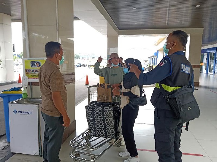 Hidayat dan Anisa saat mengadu ke pihak pelabuhan usai membeli tiket ke calo. SP/Sem