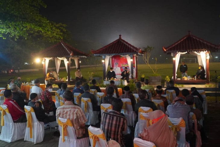 Kegiatan Cangkrukan Wali Kota Madiun Bersama Warga di Kelurahan Taman, Kota Madiun, Selasa (14/9/2021) malam.