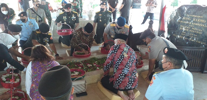 Wali kota Santoso didampingi Kapolres Blitar Kota AKBP Argowiyono ziarah ke Makam Bung Karno. SP/Hadi Lestariono