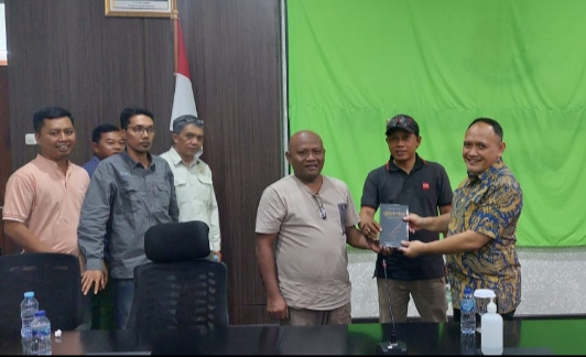 Kajari Gresik Nana Riana bersama sejumlah pengurus Komunitas Wartawan Gresik (KWG) usai beraudiensi. Kajari menerima buku tentang Jurnalistik Otentik karya Masduki, anggota KWG. SP/Grs