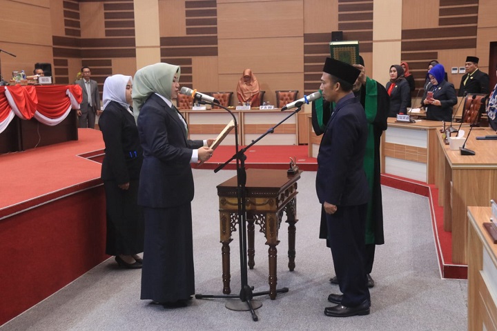 Bupati Mojokerto Ikfina Fahmawati menghadiri rapat paripurna peresmian dan pengucapan sumpah/janji Pengganti Antar Waktu (PAW) Anggota DPRD Kabupaten Mojokerto.