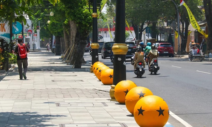 Seorang warga melintas di pedestrian di Jalan Pahlawan Kota Pasuruan.