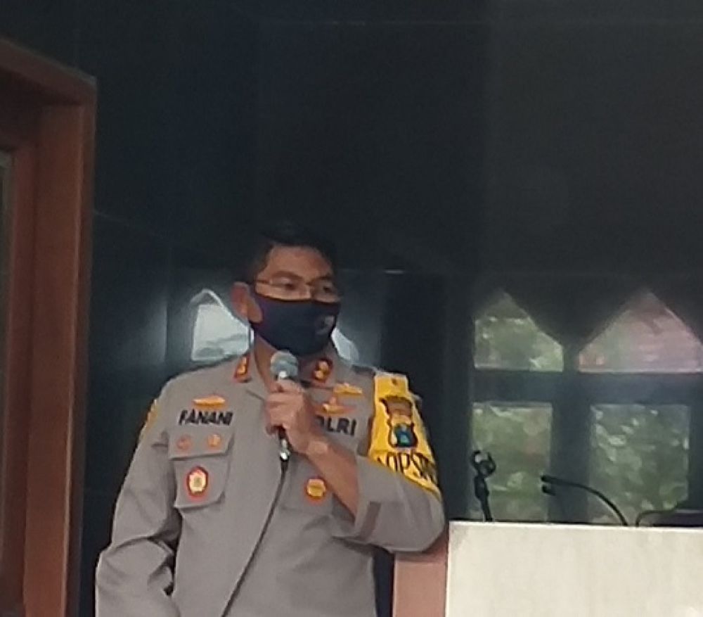 Kapolres Blitar AKBP Ahmad Fanani Eka Prasetya S.IK dalam suatu acara.Les