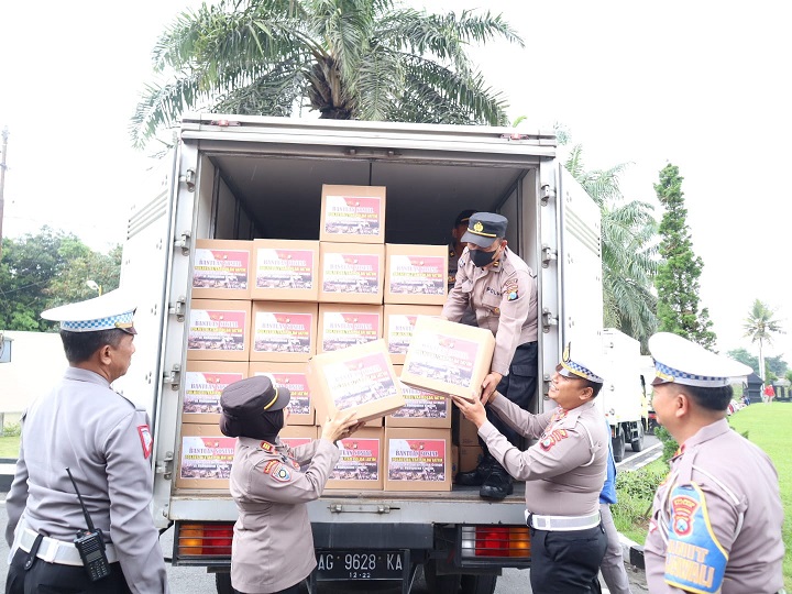PJU (Pejabat Utama) Polres Blitar/Waka Polres lakukan pemuatan Paket Bansos di atas Truk Dinas. SP/Hadi Lestariono