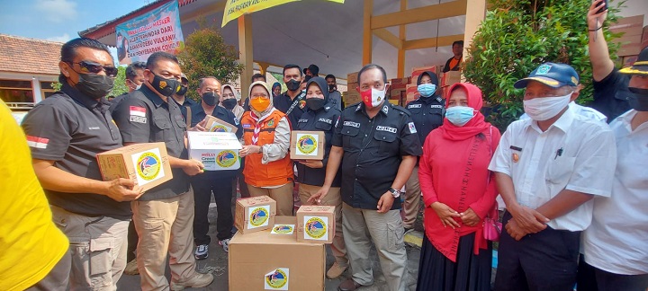 Polda Jawa Timur beserta jajaran melaksanakan kegiatan Bantuan Sosial untuk membantu korban erupsi gunung Semeru. SP/Her