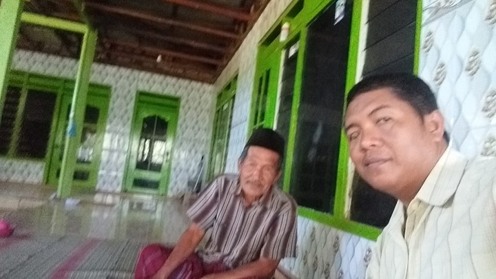 H Nasir, Ketua Gapoktandes Desa Panaongan Kecamatan Pasongsongan dan Faisal saat di rumahnya. SP/Ainur Rahman