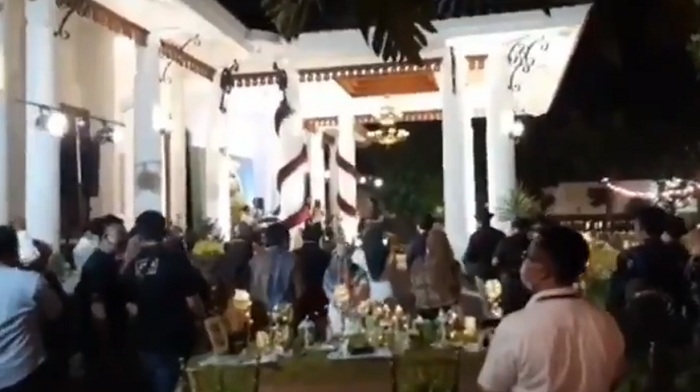  Video yang beredar memperlihatkan kerumunan pengunjung memadati lokasi dan menikmati sajian makanan yang tersedia. SP/IST/TIKTOK