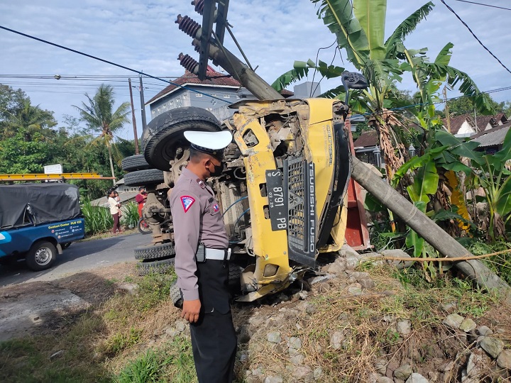 Kondisi kendaraan yang terlibat kecelakaan nampak remuk pasca kejadian. SP/Hadi Lestariono