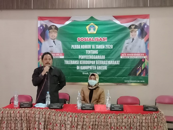 Ketua Komisi I DPRD Gresik Jumanto didampingi anggotanya, Lusi Kustianah saat menjadi narasumber pada acara sosialisasi perda di Kantor Kecamatan Kebomas. SP