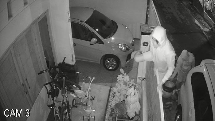 Tangkapan layar rekaman CCTV yang menunjukkan pelaku tengah beraksi.