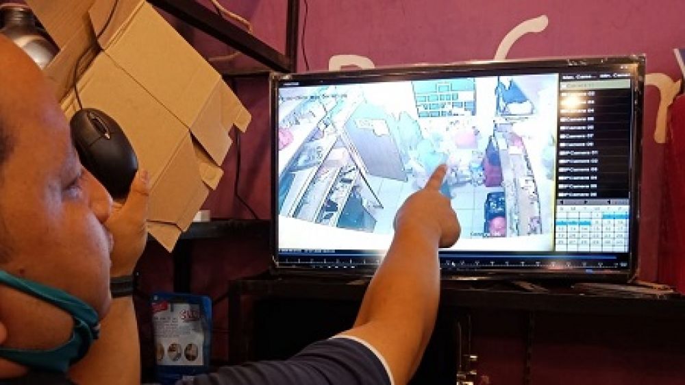 Pencuri wanita paruh baya terekam CCTV didalam toko asesoris di Jombang. SP/M. Yusuf
