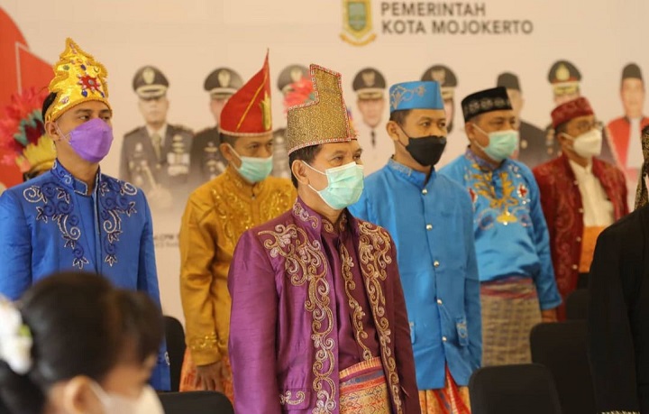 Jajaran Kepala OPD kompak mengenakan pakaian adat Nusantara saat mengikuti upacara secara virtual di Ruang Nusantara Kantor Walikota Mojokerto pada Selasa (6/1/21). SP/Dwy Agus S