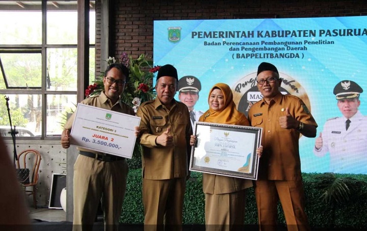 Wakil bupati saat memberikan penghargaan kepada penerima