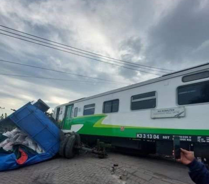 Truk gandeng bermuatan kacang kedelai yang dihantam kereta api commuter tadi petang (14/7). SP/Grs