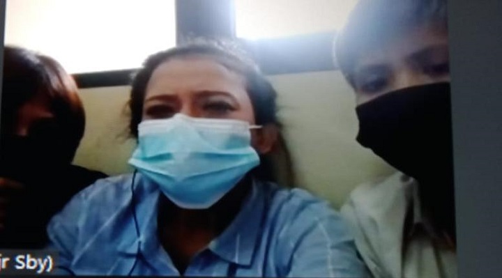 Tiga terdakwa saat mendengarkan vonis hakim di PN Surabaya, Senin (29/11). SP/Budi Mulyono