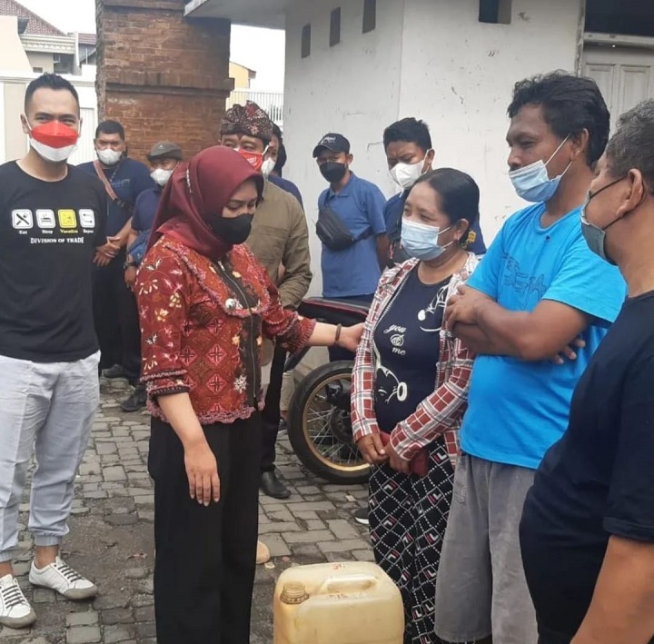 Wali Kota Mojokerto Ika Puspitasari saat melihat langsung distribusi migor curah. SP/Dwy AS