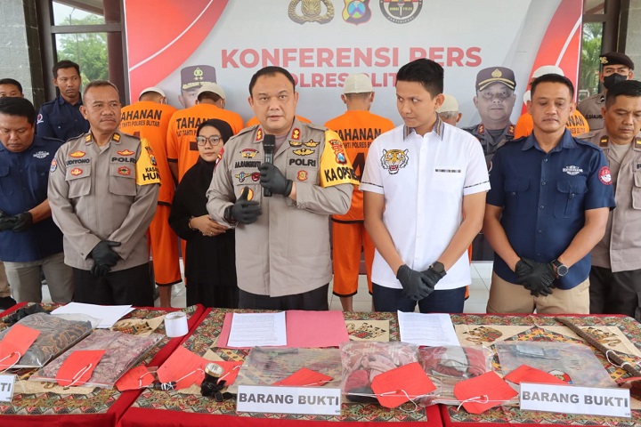 Kapolres Blitar AKBP Anhar Arlia Rangkuti saat memberikan keterangan kepada awak media. SP/Lestariono