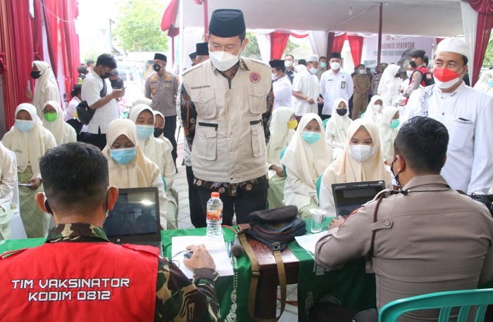 Caption: Bupati saat melihat langsung pelaksanaan vaksin di Pondok Pesantren Al Fatimiyah Banjarwati Paciran.SP/MUHAJIRIN KASRUN