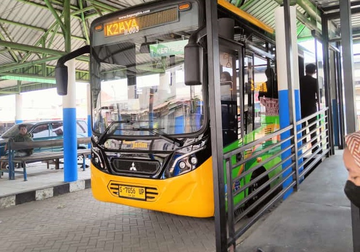 Bus Trans Jatim koridor II yang baru dioperasikan Agustus lalu dipadati penumpang, terutama saat akhir pekan.  