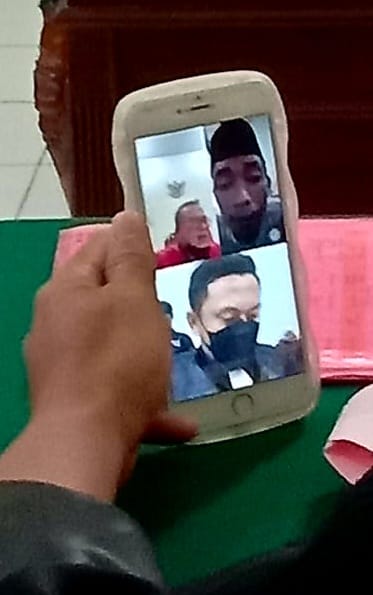 Terdakwa Choirul Huda menjalani sidang agenda putusan hakim, diruang Garuda1 PN Surabaya, secara vidio call, Senin (28/11/2022). SP/Budi Mulyono