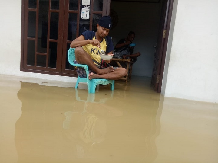 Warga jalan bahagia walaupun banjir tidak mengungsi dan lagi asyik makan.