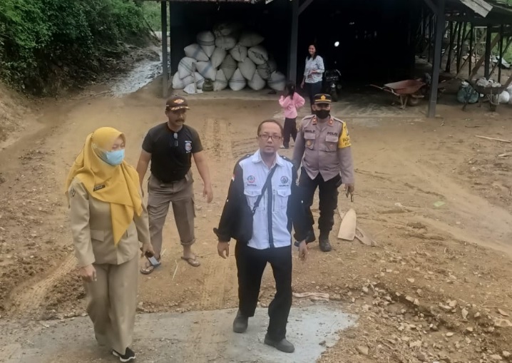 Kapolsek Panggungrejo saat kunjungi wilayah bersama team Kecamatan dan perangkat desa Panggungrejo. SP/Hadi Lestariono