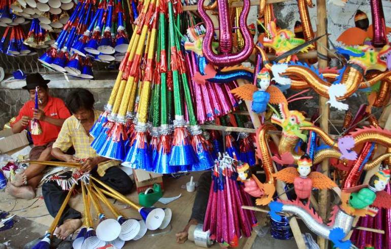 Cegah potensi penularan Covid-19 melalui droplet dikeluarkannya pelarangan penjualan terompet dan pembatasan penjualan kembang api. Senin (28/12).SP/DOC SP 