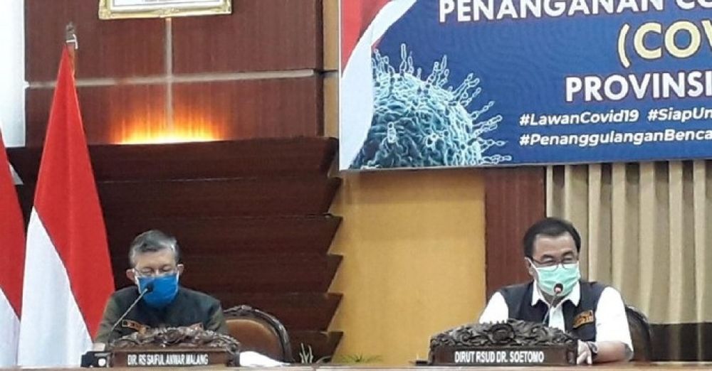 Ketua Tim Pelacakan Pencegahan dan Penanggulangan COVID-19 Jatim dr Kohar Hari Santoso (kiri). SP/ DECOM