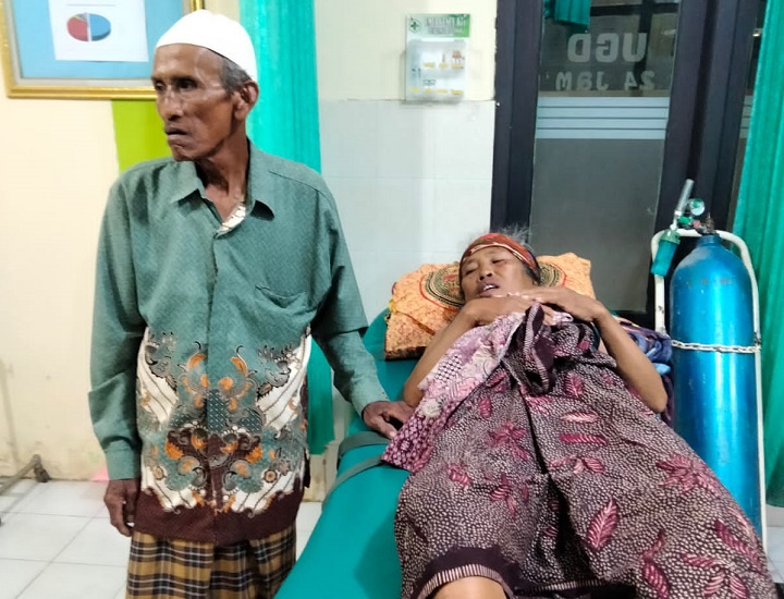 Askiya didampingi Suaminya H. Anwari saat berada di Puskesmas Talango kab. Sumenep. SP/Ainur Rahman