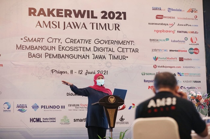 Lock Gubernur Jawa Timur Khofifah Indar Parawansa Seminar Nasional dan Rakerwil Asosiasi Media Siber Indonesia (AMSI) Jawa Timur 2021 di Senyiur Hotel, Pasuruan, Jumat (11/6/2021).