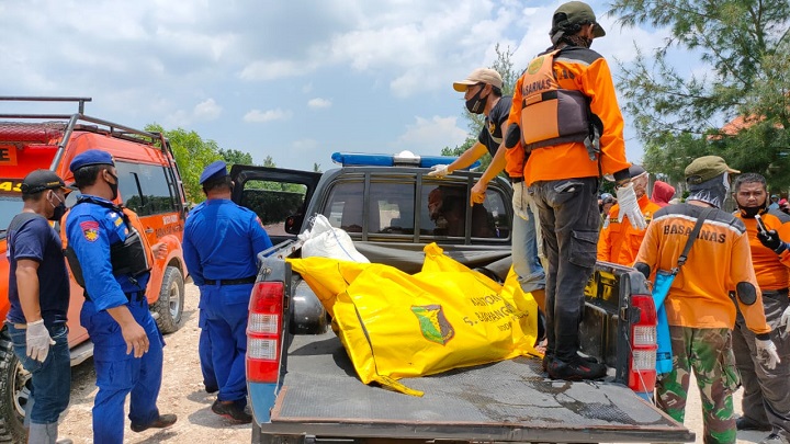 Petugas mengevakuasi jasad korban. SP/Nyot