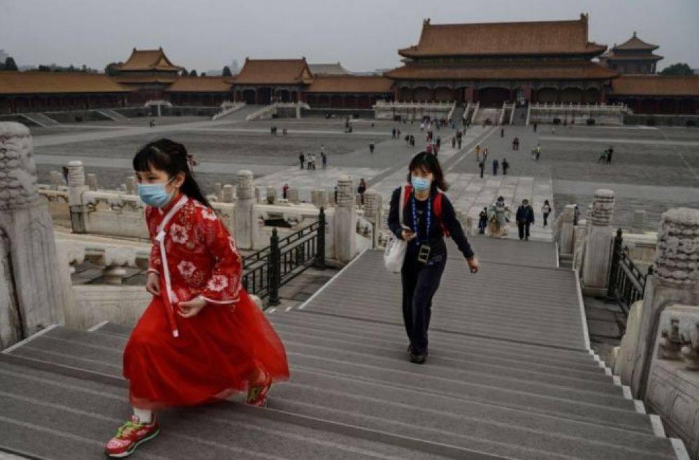 Seorang bocah perempuan menaiki tangga di salah-satu lokasi wisata yang baru dibuka di Beijing, Kota Terlarang, di kompleks istana di Beijing, 7 Mei lalu. SP. BBC