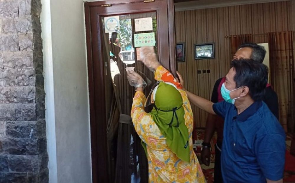 Petugas PPDP saat coklit di rumah Wabup Sidoarjo Nur Ahmad. SP/SG