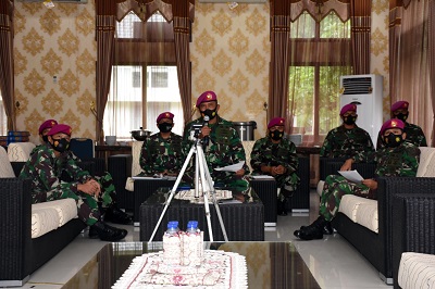 Video conference di ruang VIP Batalyon Arhanud 2 Marinir Surabaya, Jawa Timur, Senin (07/12/2020).