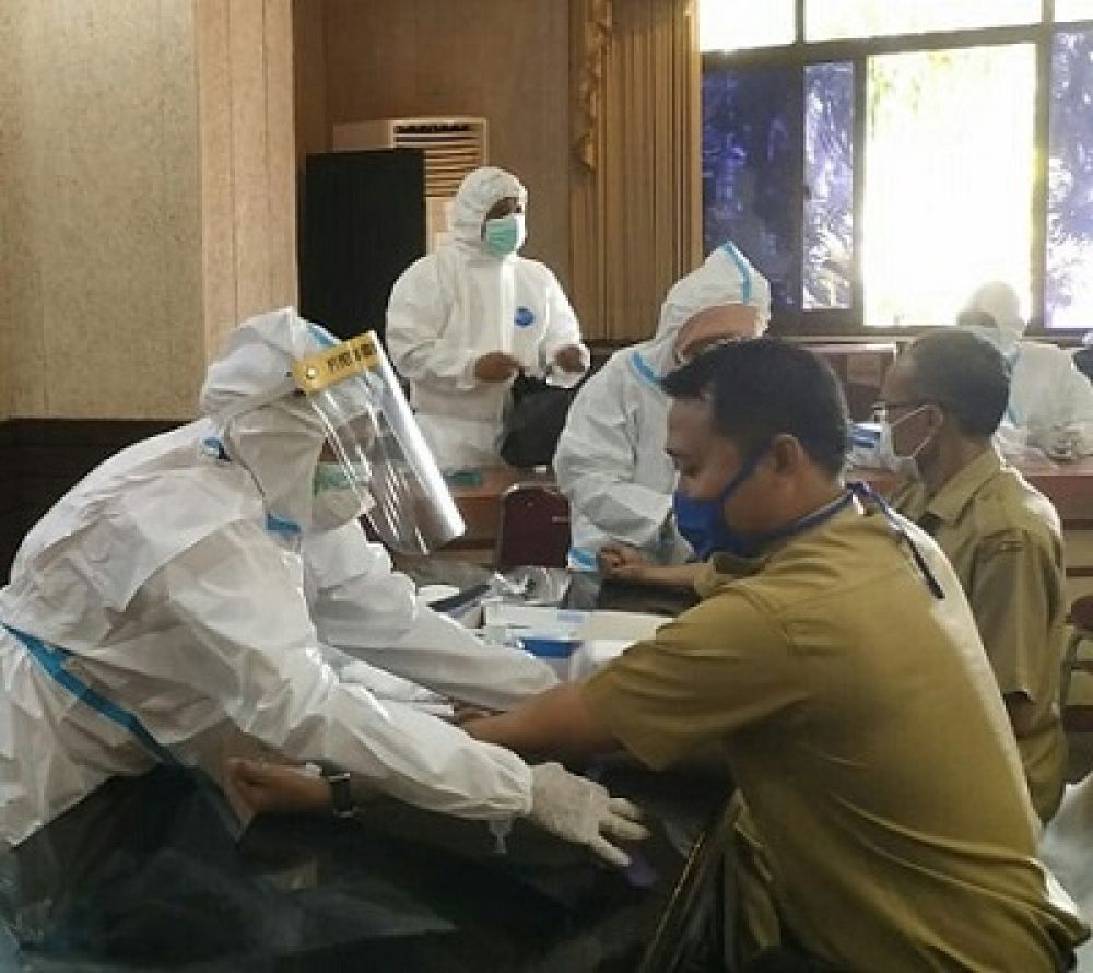 Pemeriksaan rapid test bagi pejabat dan ASN di lingkungan Pemkab Gresik yang usai bepergian ke luar kota. SP/M.AIDID