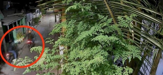 Tangkapan layar rekaman CCTV saar peristiwa pencurian terjadi. 